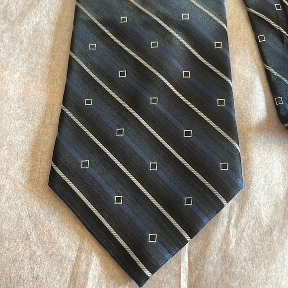 Joseph & Feiss 4” black & blue silk tie with tie  keeper - Picture 4 of 4